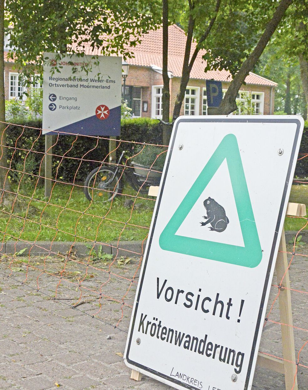 Ein Schild weist auf die Kröten hin. Foto: Stefan Greiber/Johanniter