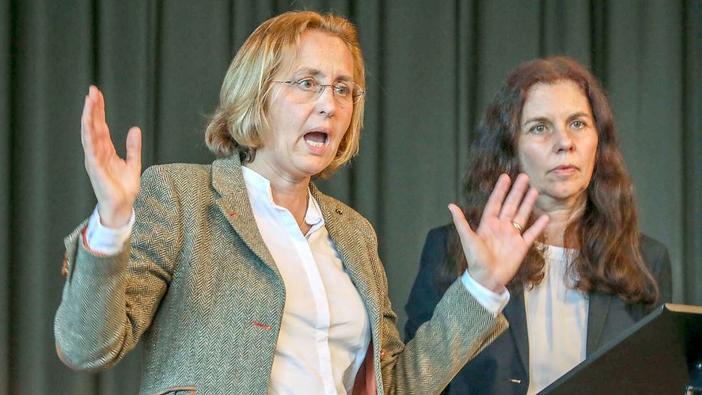 Beatrix von Storch (von links) sprach auf Einladung von Anja Arndt in Filsum. Foto: Hock