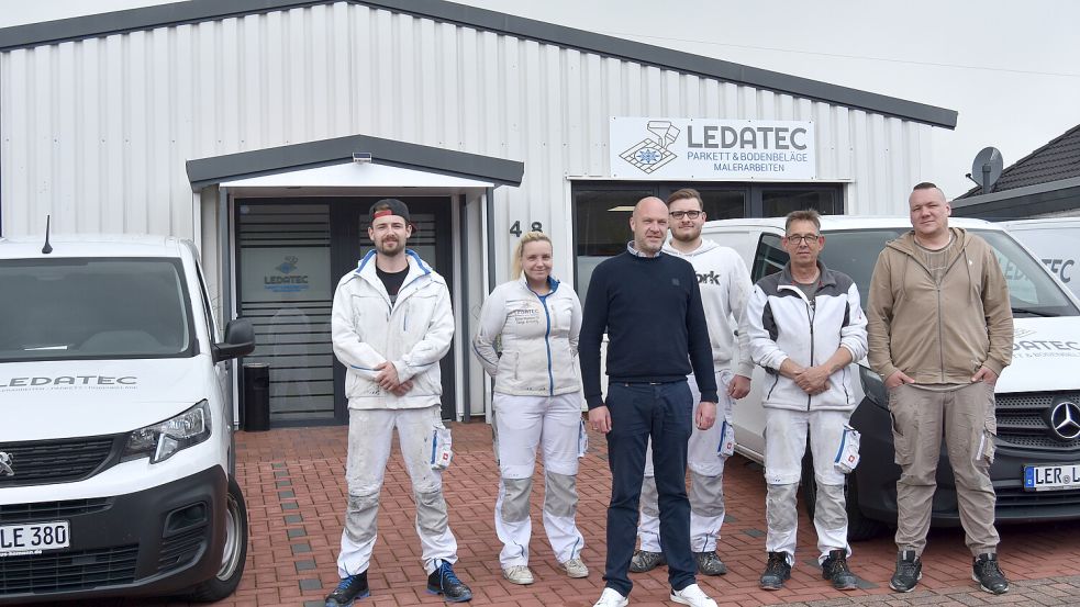 Das Ledatec-Team (von links:) Dominik Janssen, Malermeisterin Tanja Antons, Firmeninhaber Kai Kruse, Fabian Schütte, Michael Smits und Christian Otten. Auf dem Bild fehlen Uwe Boekhoff und Irina Bidder. Foto: Prins