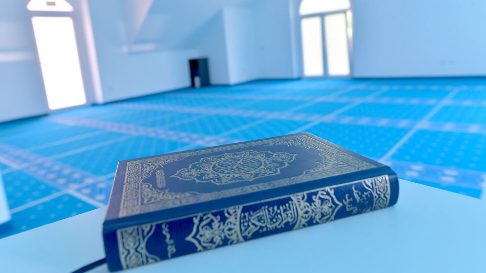 Ein Koran liegt in der Al-Salam Moschee in Aurich. In dieser Woche soll dort erneut ein salafistischer Prediger auftreten. Salafismus ist eine Form des Islamismus. Foto: Ortgies/Archiv