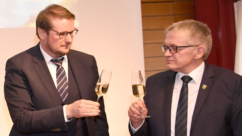 Ein Prosit auf die geplante Zentralklinik: Emdens Oberbürgermeister Tim Kruithoff und Aurichs Landrat Olaf Meinen. Archivbild: Ellinger