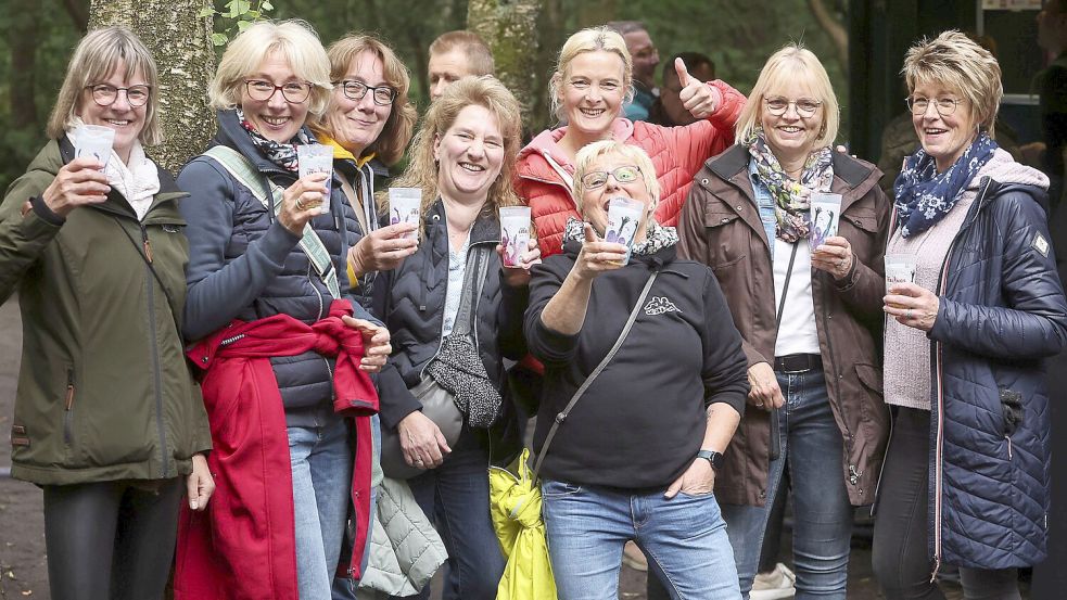 Diese acht Freundinnen aus Ihlow feierten gut gelaunt die Erinnerungen an ihre Schulzeit zur Musik von Nena. Foto: Doden/Emden