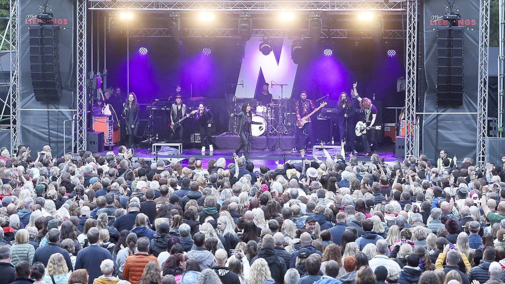 Locker zwei Stunden volle Power bot Nena zusammen mit ihrer Band. Foto: Doden/Emden