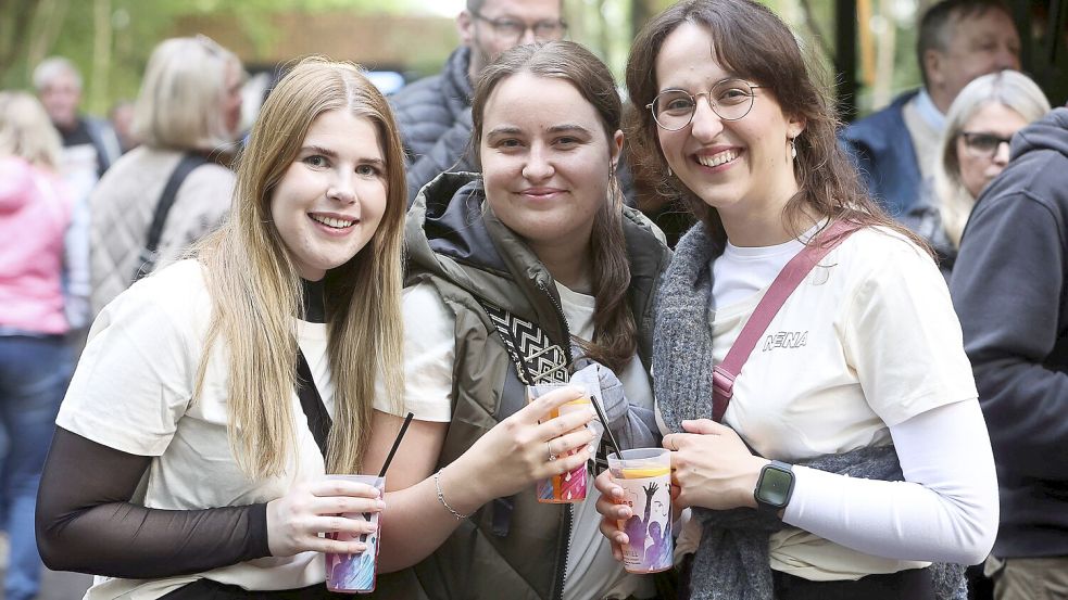 Imke Zielinski (von links), Natascha Eihusen und Anna Bednarek aus Wiesmoor legten sich fürs Konzert extra diese Nena-Shirts zu. Foto: Doden/Emden