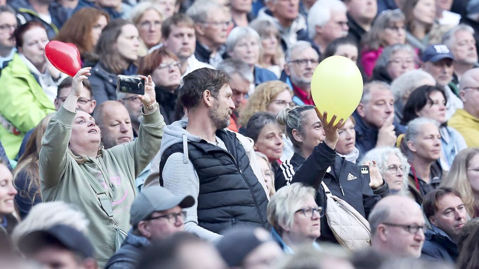 So mancher hatte seinen eigenen Luftballon mitgebracht. Foto: Doden/Emden