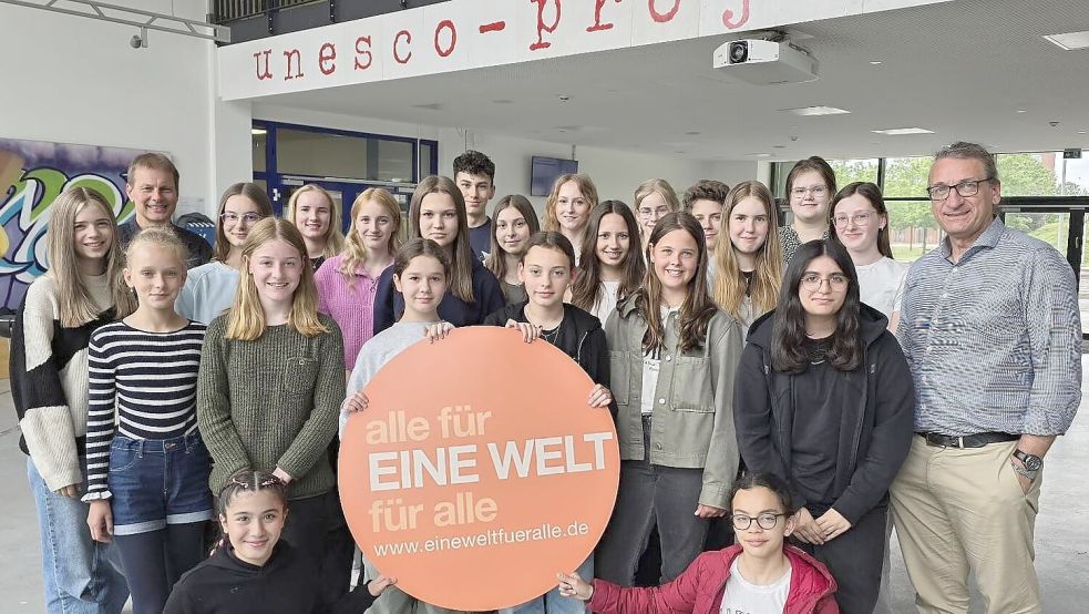 Die Schüler des Max-Windmüller-Gymnasiums in Emden und ihr Lehrer Kai Gembler freuen sich über die Auszeichnung. Sie wird ihnen am 18. Juni durch Bundesentwicklungshilfeministerin Svenja Schulze und Bundespräsident Frank-Walter Steinmeier verliehen. Foto: Privat