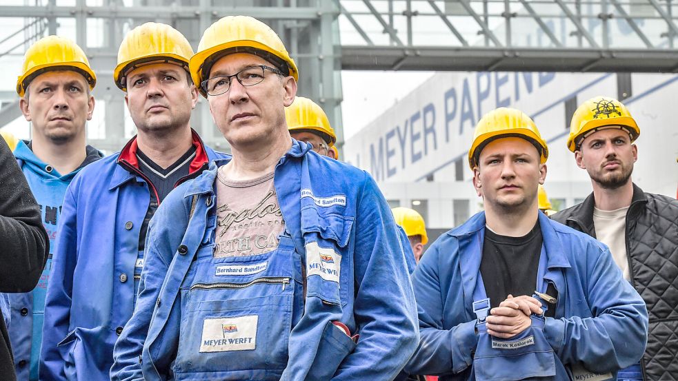 Die Zeit wird knapp, die Angst wächst: Die Belegschaft der Meyer-Werft steht am Dienstag, 4. Juni, für eine Kundgebung vor dem Werkstor. Foto: Ortgies