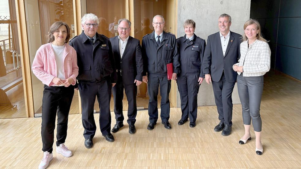 Staatssekretärin Elisabeth Kaiser (von links), Friedhelm Tannen, Harald Hinrichs, Maik Buchheister, Tanja de Freese sowie die SPD-Bundestagsabgeordneten Johann Saathoff und Siemtje Möller sprachen in Berlin darüber, wie bürokratische Hürden beim Neubau von Feuerwehrhäusern abgebaut werden können. Foto: privat