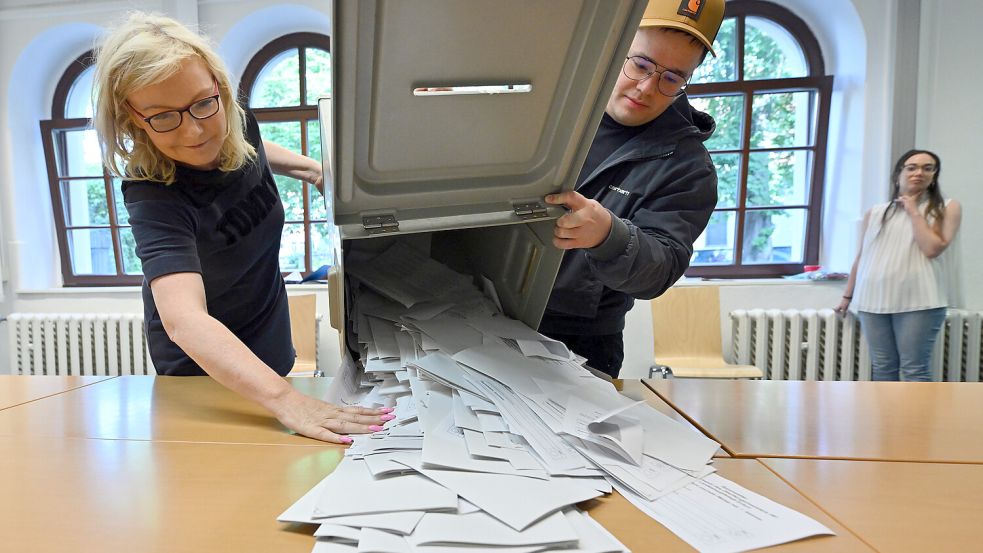 Seit 18 Uhr wird in den Wahllokalen ausgezählt Foto: Martin Schutt/dpa