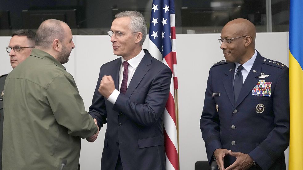 Nato-Generalsekretär Jens Stoltenberg (M) und der Vorsitzende der Generalstabschefs Charles Brown (r) sprechen mit dem ukrainischen Verteidigungsminister Rustem Umjerow im Nato-Hauptquartier. Foto: dpa/AP