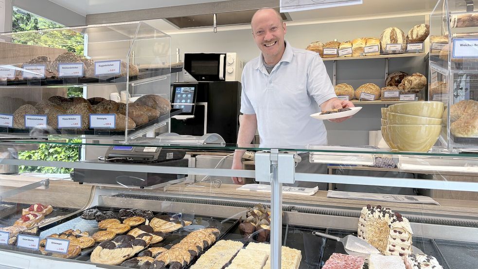 Jochen Lübkes hat in der vergangenen Woche das Mobile Café eröffnet und bietet neben warmen und kalten Getränken Brot., Brötchen, Snacks und jede Menge Kuchen an. Foto: Karin Böhmer