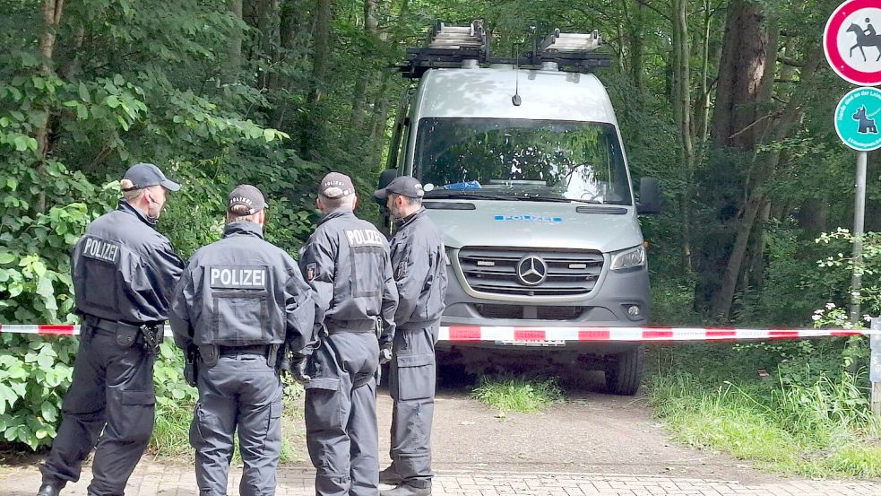 Am Montag (10. Juni) durchsuchte eine Hundertschaft der Polizei das Waldstück am Wehlengraben in Niebüll, in dem Martje B. tot gefunden wurde. Foto: Arndt Prenzel