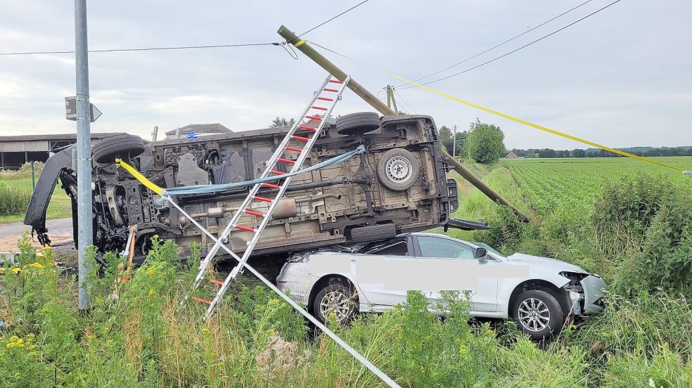 Die Autos wurden in einen Graben geschleudert. Foto: Feuerwehr Samtgemeinde Nordhümmling