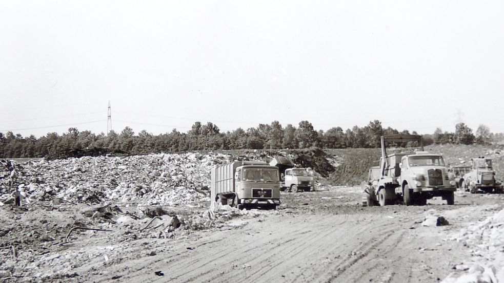 So sah es 1975 in Breinermoor aus: Müllwagen kippen den Abfall auf die Deponie. Ein Jahr zuvor hatte der Landkreis den Betrieb aufgenommen. Archivfoto: Landkreis