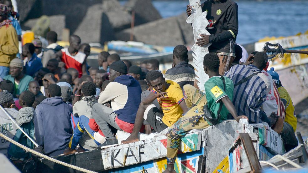 Migranten kommen mit einem Boot am Hafen von La Restinga auf der Insel El Hierro an. Doch den Weg über den Atlantik überleben bei weitem nicht alle. Foto: dpa/Europa Press