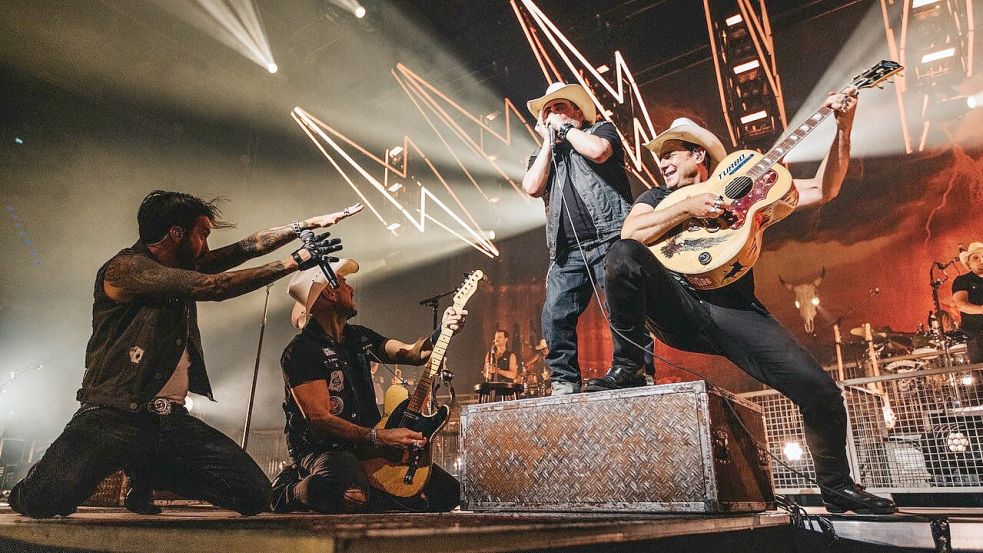 Live auf der Bühne geben die Country-Rocker von The BossHoss ordentlich Gas. Wie es hinter der Bühne zugeht, das wird der glückliche Gewinner der Charity-Auktion am 25. August 2024 in Wiesmoor erleben. Foto: Archiv/Chris Heidrich