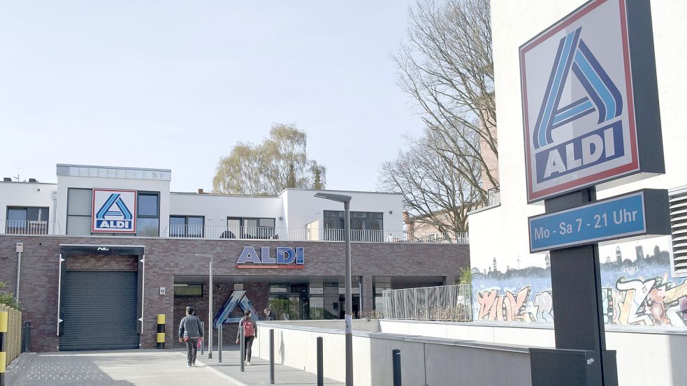 Oben wohnen, unten einkaufen: Aldi-Filiale im Hamburger Stadtteil Eimsbüttel. Foto: IMAGO/teamwork/Achim Duwentäster