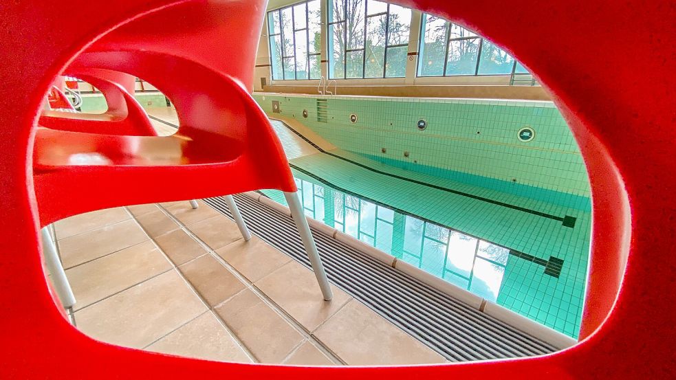 Das Wasser wird im Wiesmoorer Hallenbad erst einmal nicht abgelassen wie auf diesem Foto. Denn die Sanierung verzögert sich. Foto: Archiv/Cordsen