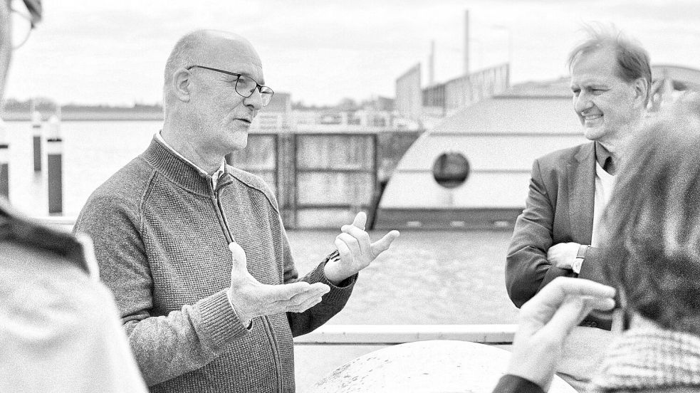 In seinem Element: Reinhard Backer erklärte gerne Besuchern, wie das Emssperrwerk funktioniert. Foto: NLWKN