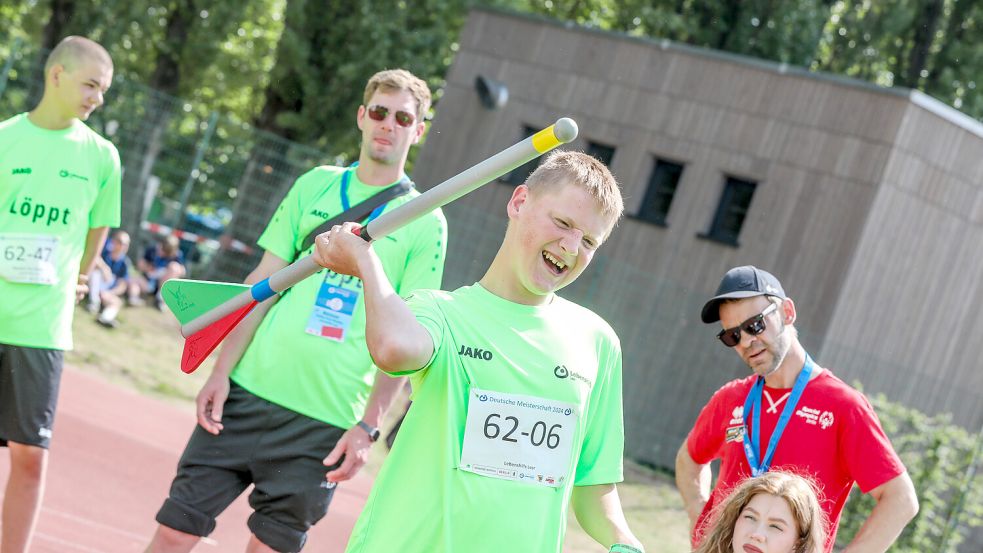 Jan ist Schüler an der TBS Leer. Hier ist er beim Mini-Speerwurf zu sehen, eine der vielen Disziplinen bei den 1. offenen Meisterschaften der Lebenshilfe in Berlin. Foto: Hock