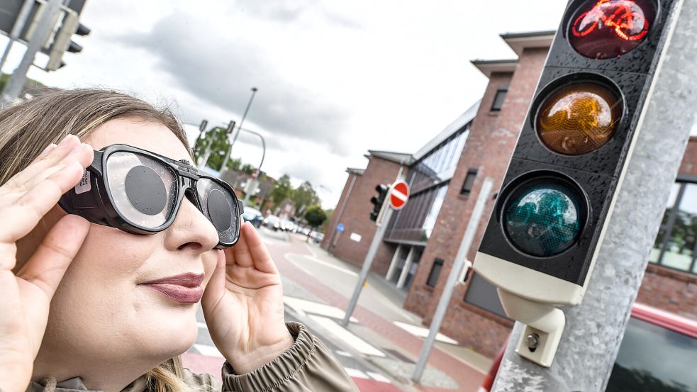 Mit eingeschränkter Sicht über den Bummert: Redakteurin Rieke Heinig hat den Versuch gewagt. Fotos: Ortgies