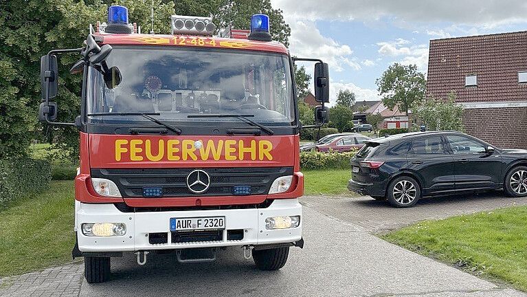 Die Feuerwehr rückte in den Osterupganter Äcker Weg in Upgant-Schott aus. Foto: Dirks