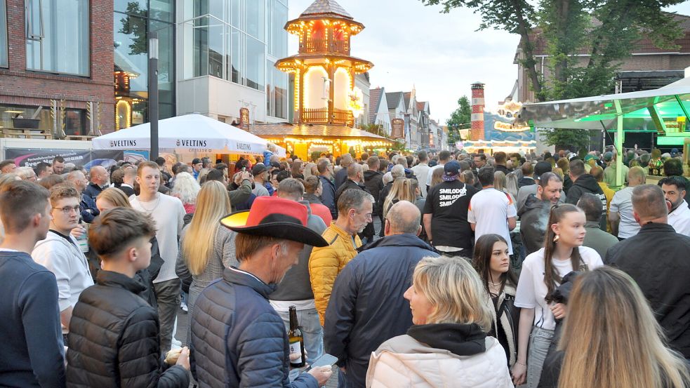 Viele Leeraner trafen sich, um gemeinsam auf dem Stadtfest zu feiern. Foto: Wolters