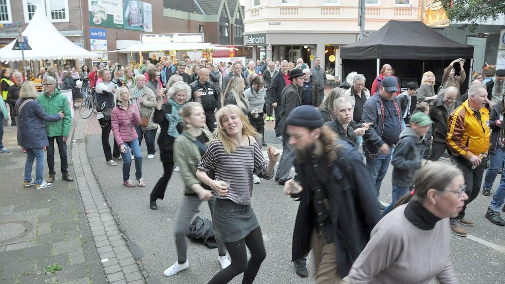 Die Live-Musik animiert viele zum Tanzen. Foto: Wolters