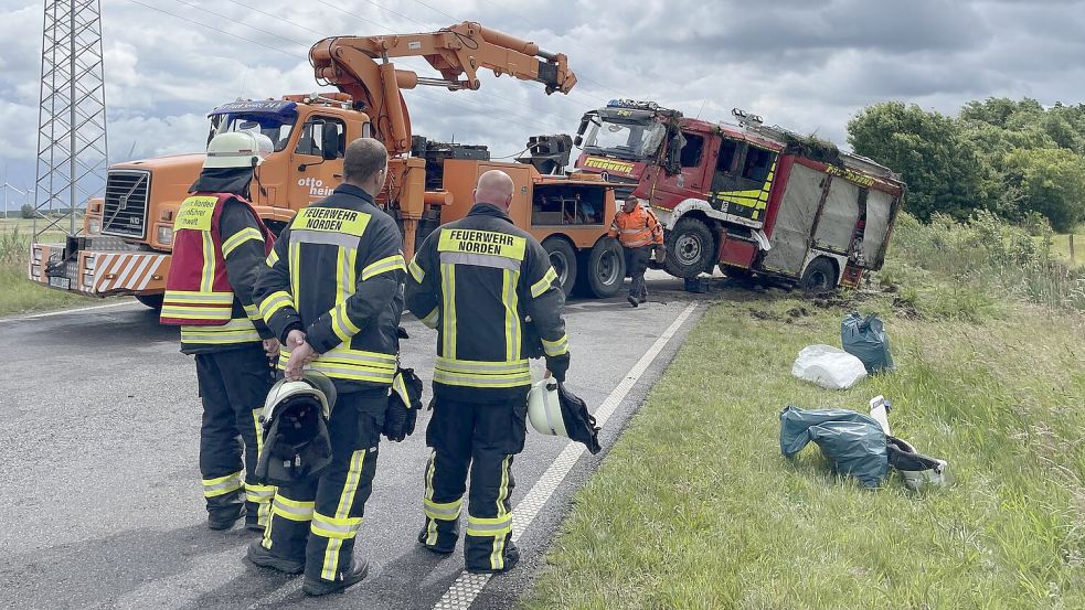 Das Feuerwehrfahrzeug musste abgeschleppt werden.