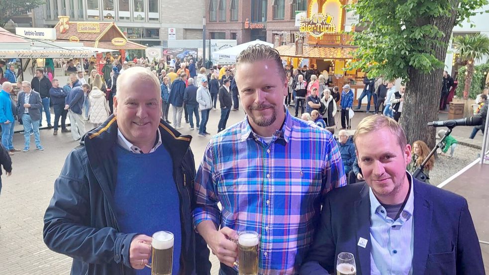 Am Freitag wurde das Stadtfest in Leer eröffnet: Jetzt heißt es drei Tage lang Live-Musik und Partystimmung. Das Bild zeigt Bürgermeister Claus-Peter Horst sowie die Schausteller Timo von Halle und Tommy Wilken. Foto: Wolters