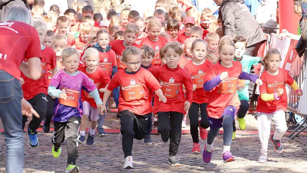 3, 2, 1 und los: Der Bambini-Lauf sorgte wieder für Begeisterung am Auricher Georgswall. Fotos: Wilfried Gronewold