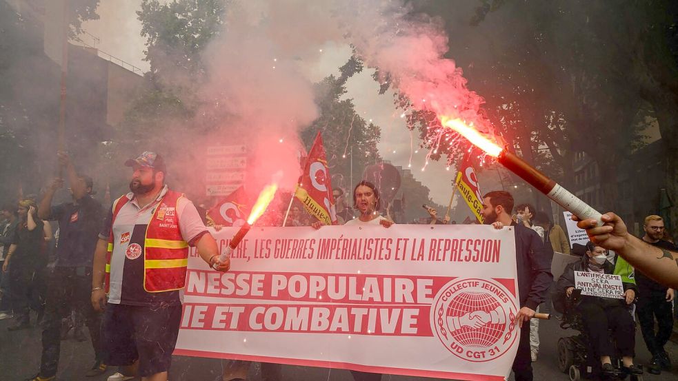 Menschen während einer Anti-Rechts-Kundgebung in Toulouse. Foto: Ed Jones/AFP/dpa