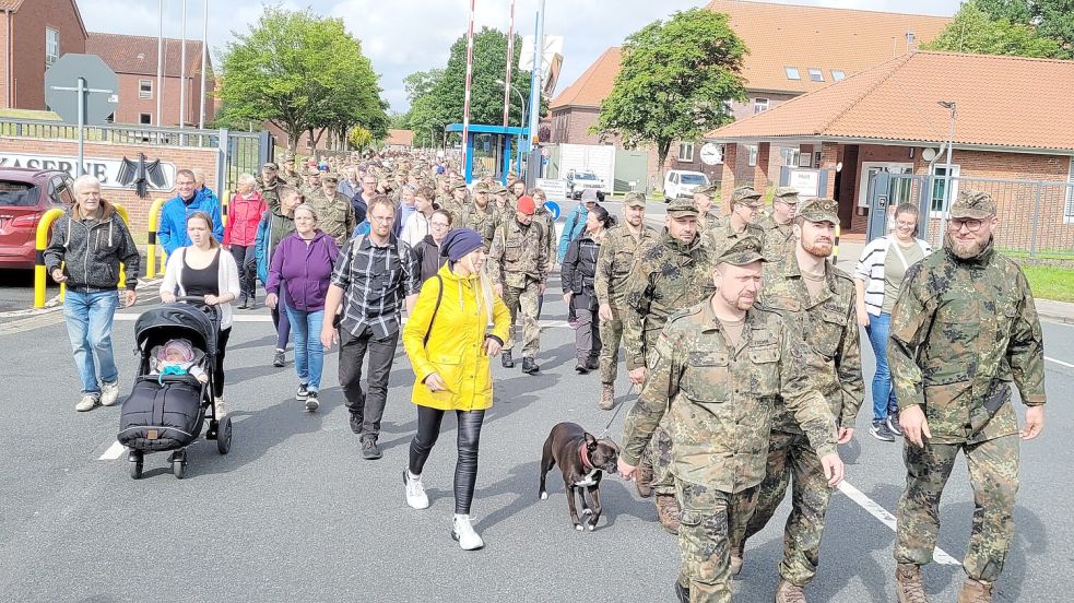 Mit Kindern und Hunden nahmen die Leeraner am traditionellen Püntenmarsch teil. Foto: Wolters