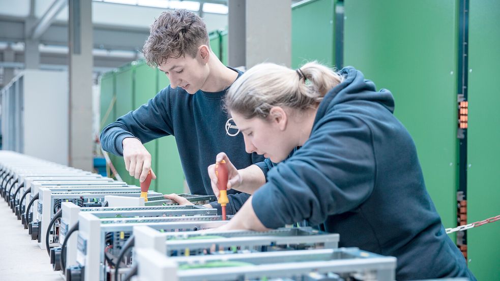 Die Besucher können beim Tag der offenen Tür die spannende Welt der Elektrotechnik entdecken. Fotos: Designstuuv Werbeagentur