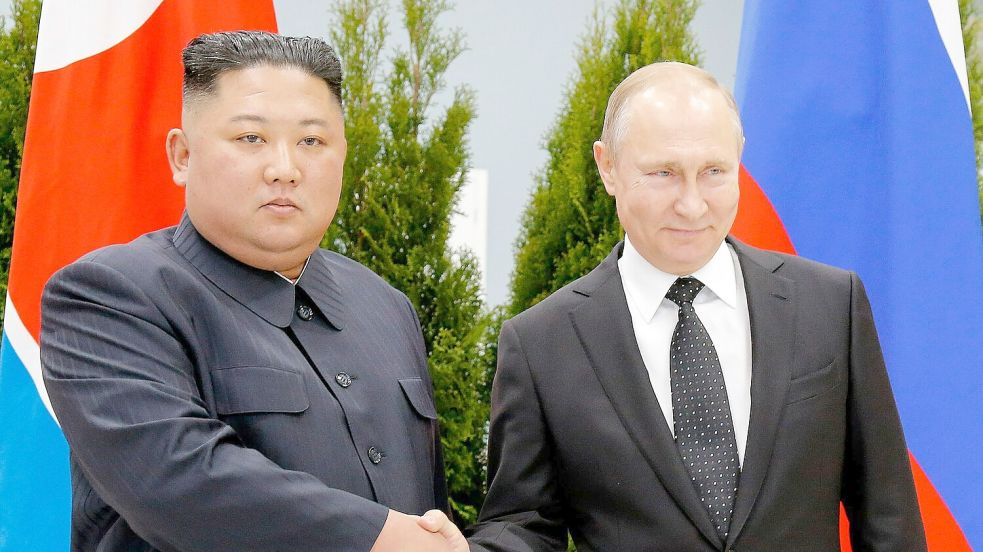 Russlands Präsident Wladimir Putin (r) will nach Angaben aus dem Kreml in das international isolierte Nordkorea reisen. Er trifft dort Kim Jong Un, wie schon hier 2019. Foto: Alexander Zemlianichenko/AP Pool/dpa