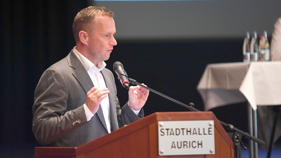 Dr. Arne Berndt von der Unternehmensberatung WMC stellte die Wirtschaftlichkeitsberechnung für die geplante Zentralklinik des Klinikverbunds Aurich-Emden-Norden in Uthwerdum vor, welche die Auricher Kreistags-Mehrheit dazu bewog, für die Fortsetzung des Projekts zu stimmen. Foto: Ellinger