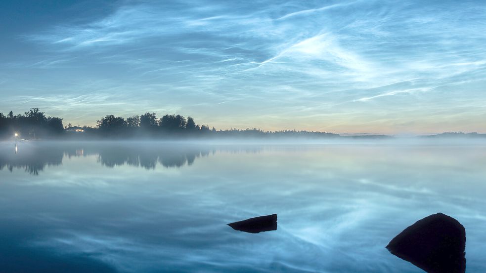 Bei Leuchtenden Nachtwolken handelt es sich um Eiswolkenschleier in rund 80 Kilometern Höhe. Im Gegensatz zu Wolken in tieferen Luftschichten werden die Eiskristalle weiter oben nachts noch von der Sonne angestrahlt. Quelle: Shutterstock