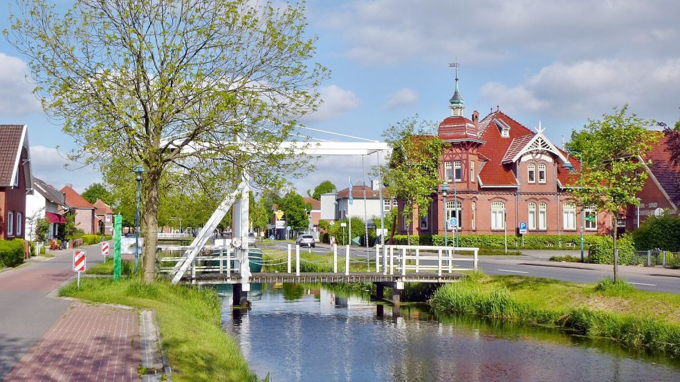 Vorbei geht es an vielen für die Fehnregion typischen weißen Klappbrücken. Foto: ostfriesland.travel