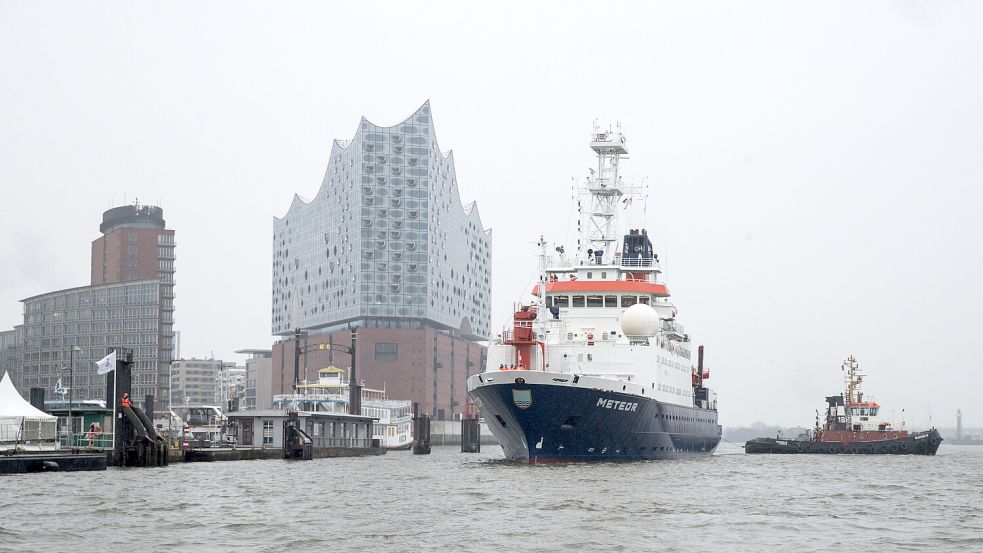 Das Forschungsschiff „Meteor“, hier 2018 in Hamburg, wurde jetzt in Emden modernisiert. Foto: Charisius/dpa