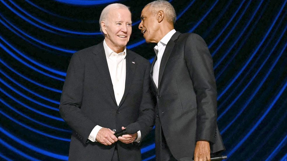 Barack Obama (r.) muss US-Präsident Joe Biden bei einer Spendengala in Los Angeles von der Bühne geleiten. Foto: AFP/MANDEL NGAN