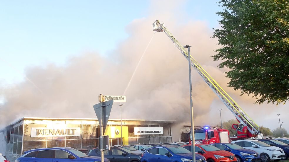 Ein Autohaus steht in Flammen. Fotos: Luppen