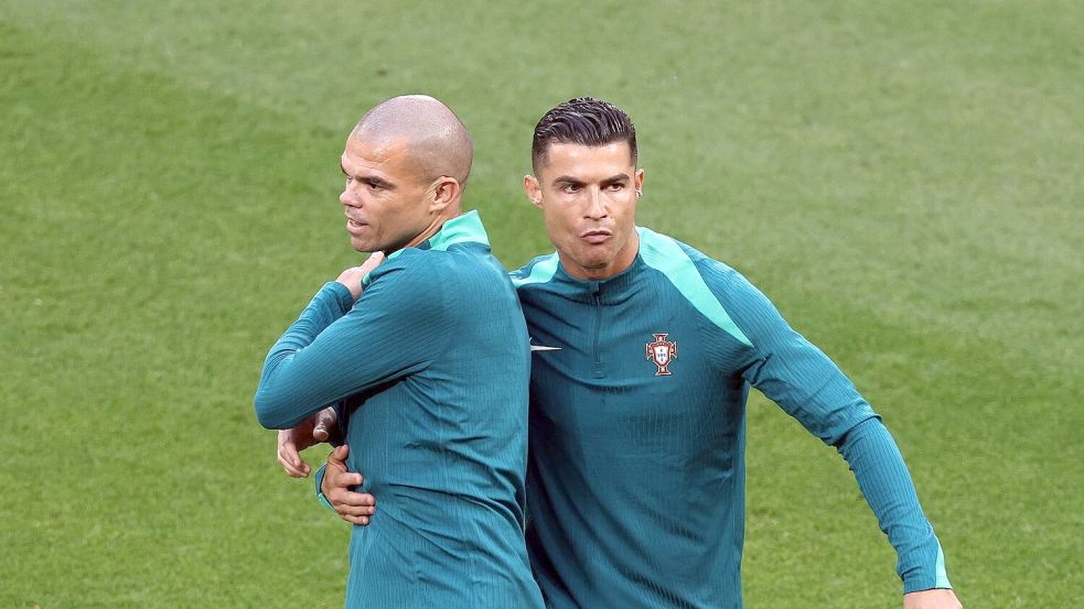 Haben EM-Geschichte geschrieben: Die Portugiesen Pepe (l) und Cristiano Ronaldo. Foto: Jan Woitas/dpa