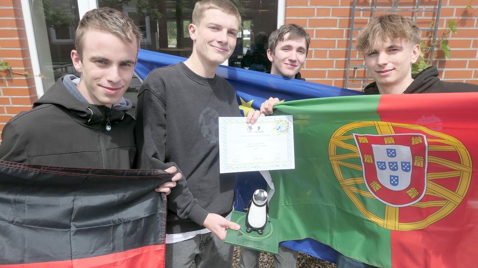 Timo de Beer (von links), Titus Tempel, Deik de Beer und Andreas Kastner mit dem Pinguin-Pokal. Foto: privat