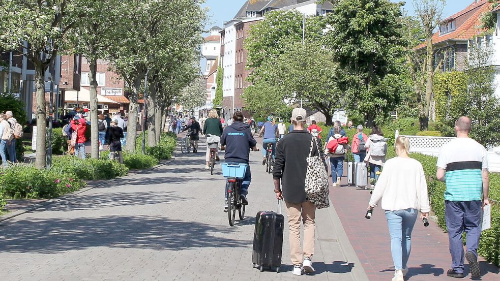 Ankommende Gäste auf der Hauptstraße von Langeoog. Foto: Oltmanns