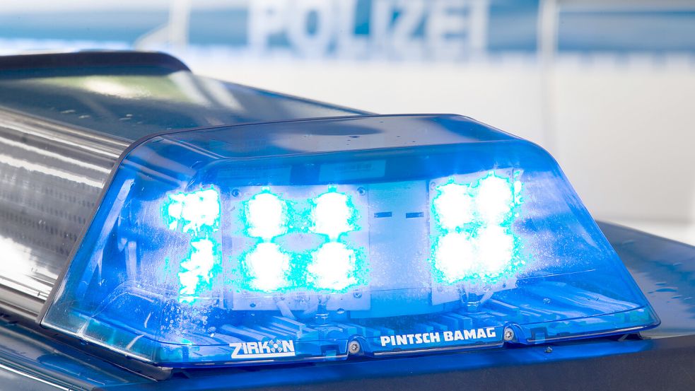 Auf seiner Flucht vor der Polizeikontrolle hat ein Autofahrer mehrere Streifenwagen beschädigt und zwei Polizisten verletzt. Foto: Friso Gentsch