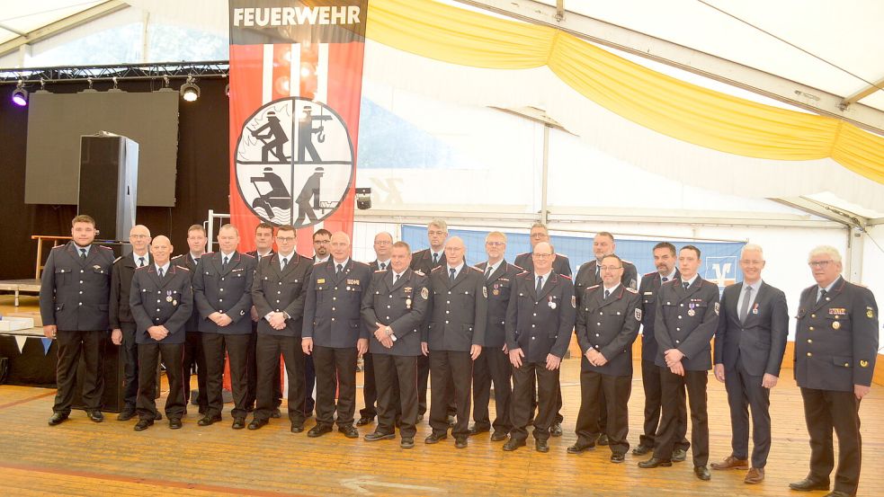 Im Rahmen der Delegiertentagung des Kreisfeuerwehrverbandsfestes in Flachsmeer wurden zahlreiche Ehrungen und Beförderungen ausgesprochen. Foto: Weers