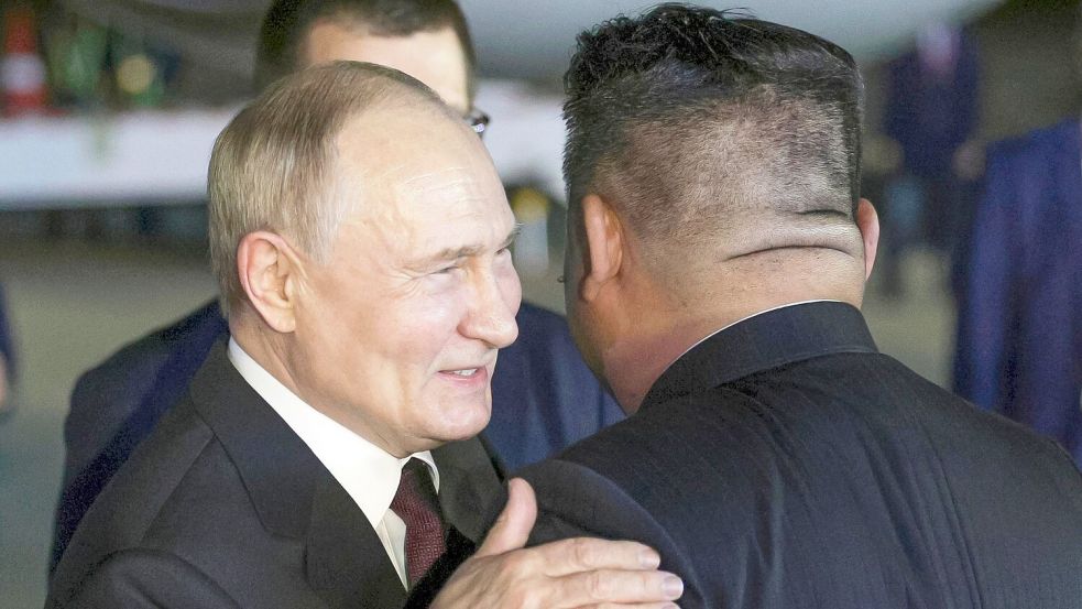 Russlands Präsident Putin dankte in Pjöngjang seinem Gastgeber Kim für die Unterstützung der russischen Politik im Moskauer Angriffskrieg gegen die Ukraine. Foto: Gavriil Grigorov/Sputnik Kremlin Pool/AP/dpa