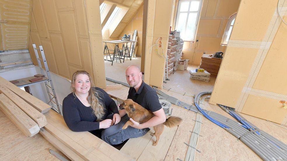 Anna-Lena und Ingo Geiken sind derzeit dabei das Obergeschoss mit ökologischen Baumaterialien auszubauen. Foto: Ortgies