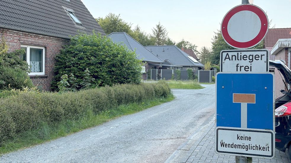 Der Fingerhutweg in Wiesmoor hat einen Schotterbelag. Bei Sommerhitze staubt es, bei Regen bilden sich Pfützen. Foto: Luppen