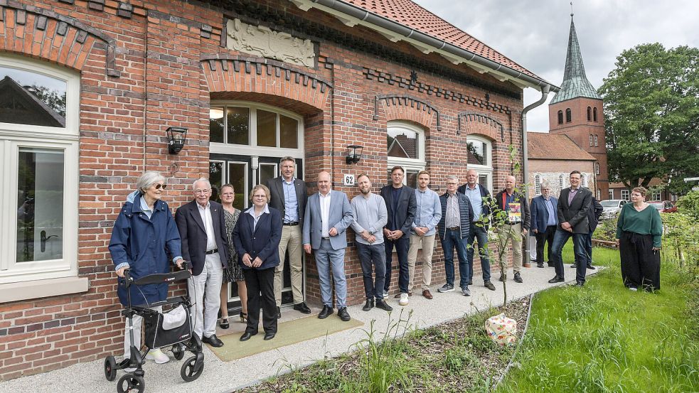 Das Investoren-Ehepaar Lore und Günter Prahm (von links) feierten unter anderem mit Vertretern der Lebenshilfe, Bürgermeister Claus-Peter Horst (Sechster von links) Handwerkern und Architekt die Eröffnung. Foto: Ortgies